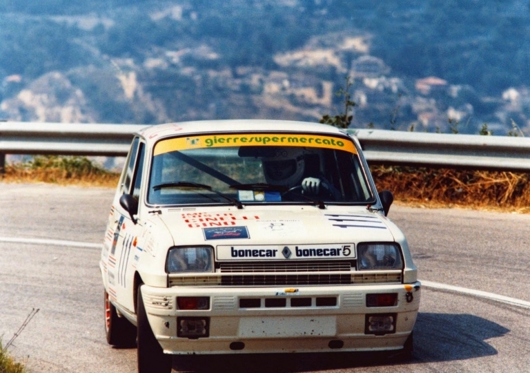 1984 2 Enrico Tommarelli al 4° tornante con la Renault 5 Alpine gruppo A