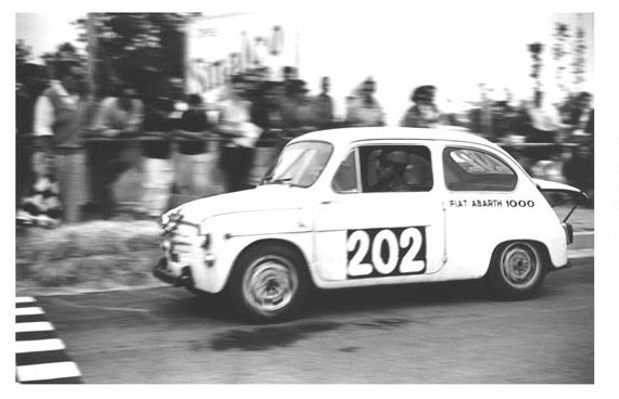 1965 Andrea Saltari su Abarth 1000 taglia il traguardo di Colle S. Marco