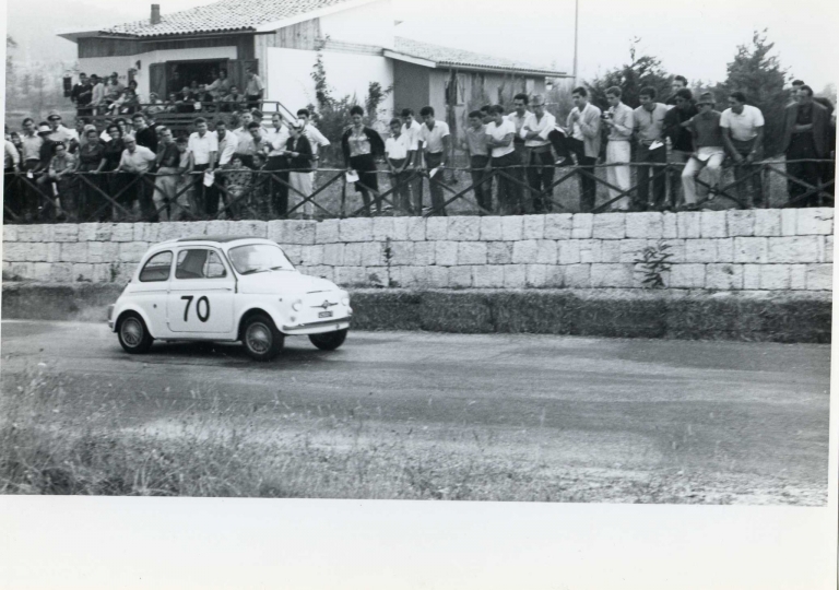 1964 Salvatore Calascibetta in prossimità del traguardo vincitore della propria classe su Fiat-Abarth 595